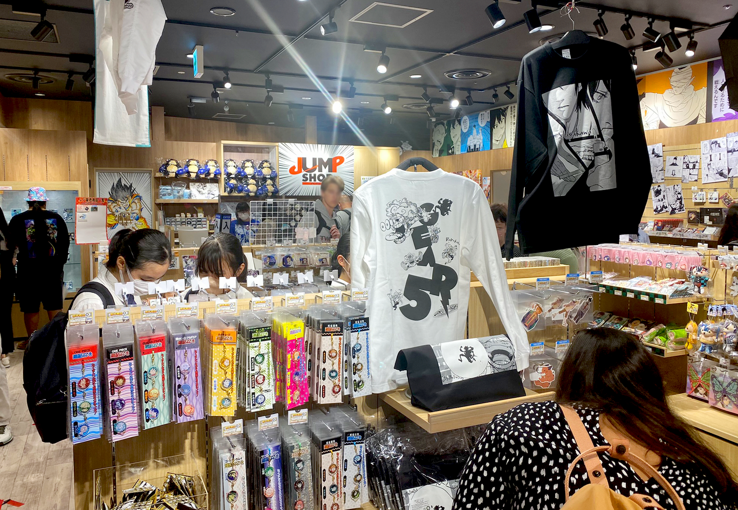 Images of the interior of the JUMP SHOP located in Tokyo