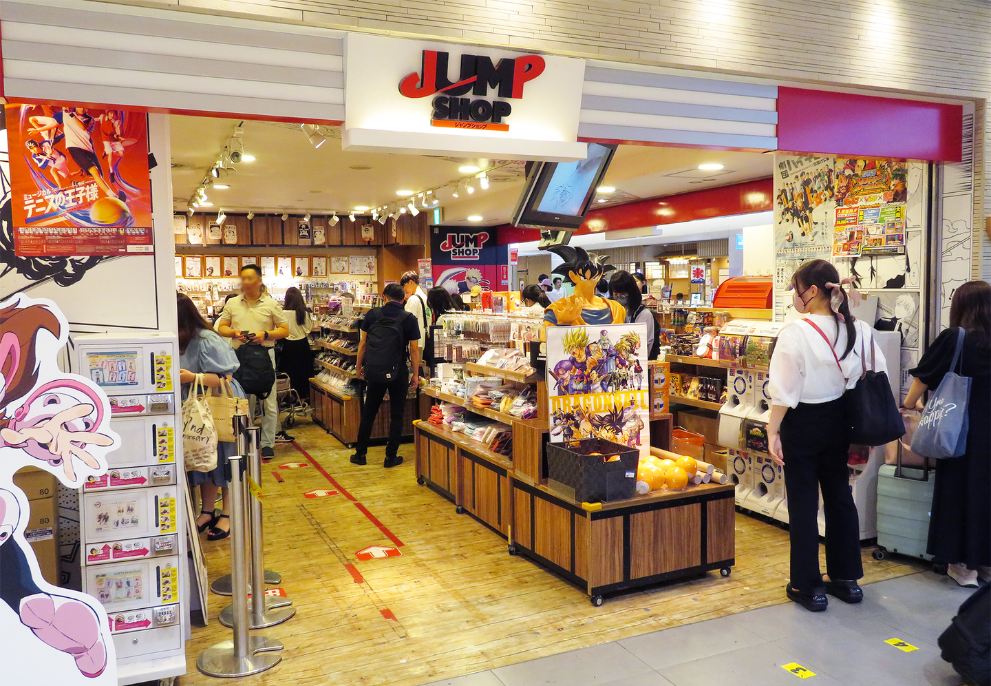 Images of the JUMP SHOP Tokyo Station Store